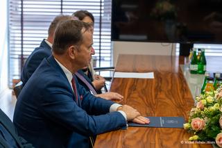 Agata Duda cichaczem odwiedza Rzeszów, a marszałek Ortyl wita ją bukietem róż 