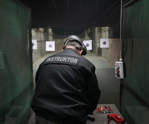 Kolejna tragedia w Warszawie! Mężczyzna z raną postrzałową trafił do szpitala