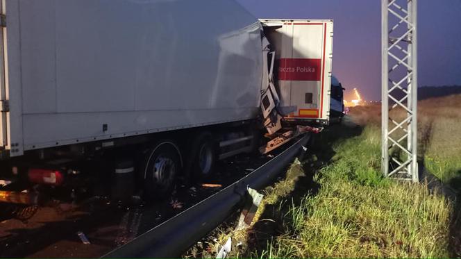 Groźny wypadek na A1. Kierowca ciężarówki wjechał w iveco Poczty Polskiej