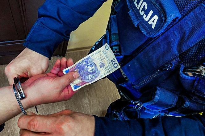 Turysta z Warszawy nabroił w Zabrzu. Kopnął policjanta i chciał dać łapówkę