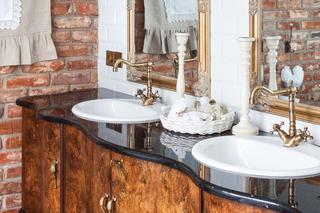 Łazienka ze złotymi akcesoriami i dodatkami – miks konwencji