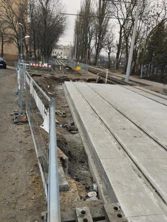 Wpadł do wykopu i zmarł. Co się stało na przystanku grozy?