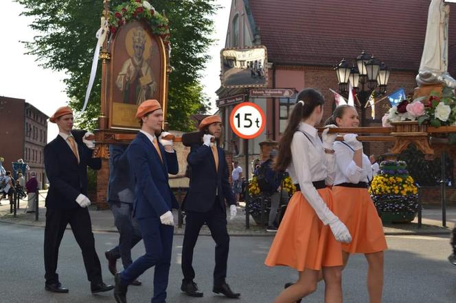 "Taniec" feretronów  podbija sieć! Czym jest kaszubski pokłon?