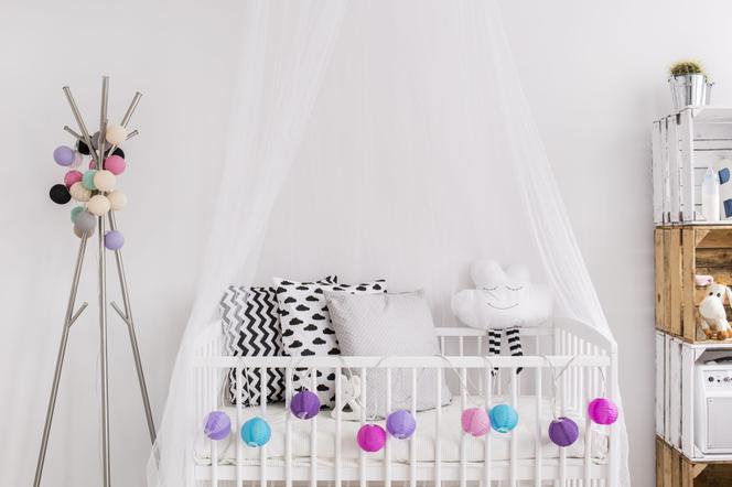 Baldachim do łóżeczka – pomysły aranżacyjne do pokoju dziecka