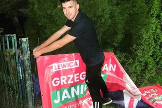 Kandydat Lewicy Grzegorz Janiczak całkowicie nago ubierał z chłopakiem świąteczne drzewko. Zdjęcie może zobaczyć każdy!