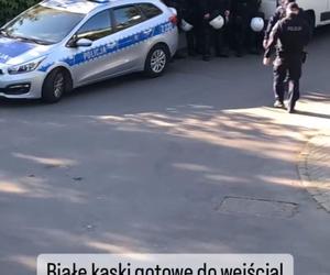 Skłotersi zajęli budynek na Mokotwie. Policja: Wylewano na nas farbę i fekalia