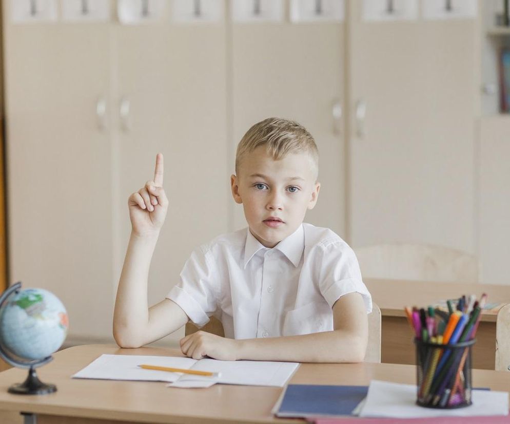 Ile to jest 2(7+3)-4=? Rusz głową i oblicz bez kalkulatora 