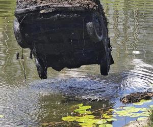 Auta wyłowione z wody przez policję