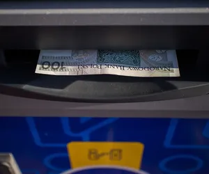 Przy korzystaniu z bankomatu lepiej zachować ostrożność! Banki wprowadzają zmiany w opłatach