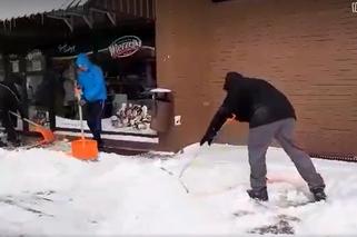 Zgarniali śnieg sprzed sklepów i zrzucali go pod nogi ludzi. To robota głupiego