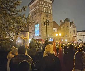 Światełko dla Pawła Adamowicza. Tłumy na wiecu w Gdańsku 