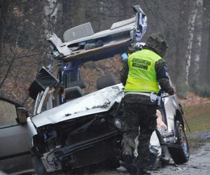 Masowy wypadek pod Warszawą! Zderzenie trzech aut z wojskową ciężarówką. Jedna osoba nie żyje