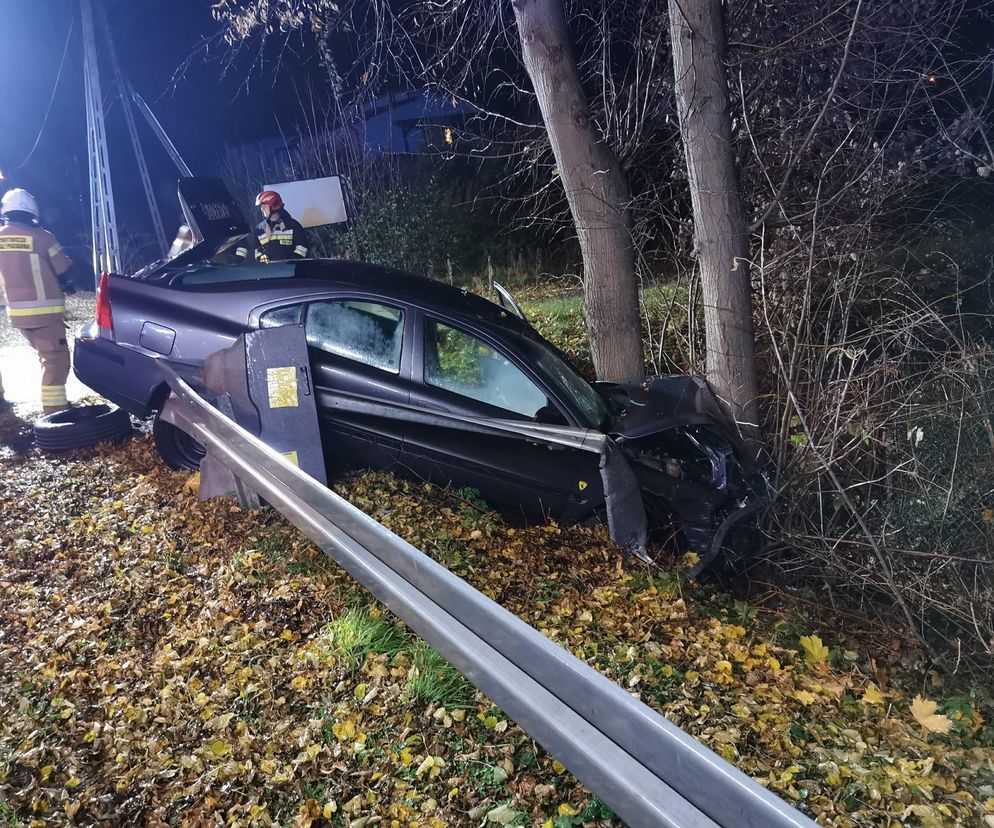Poważny wypadek w gminie Brody. Auto wypadło z drogi, kierowca w szpitalu