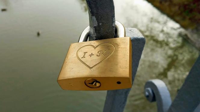 Wbrew zakazom, kłódki miłości pojawiają się na mostku nad Rusałką