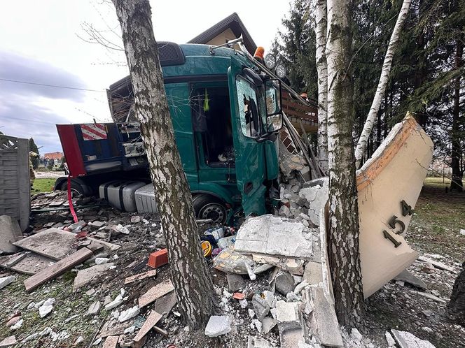 Tragedia w Sochaczewie. Przewoził stal cieżarówką, wjechał w dom. Jedna osoba nie żyje