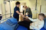 Kolorowe czapki i odblaski, aby byli bezpieczni. Akcja Widoczny na drodze w Uniwersyteckim Szpitalu Dziecięcym