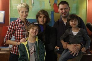 Rodzinka.pl. Natalia (Małgorzata Kożuchowska), Ludwik (Tomasz Karolak), Tomek (Maciej Musiał), Kuba (Adam Zdrójkowski), Kacperek (Mateusz Pawłowski)