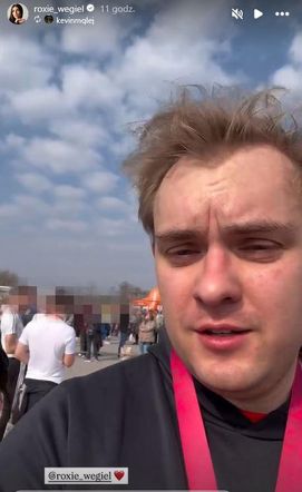 Roxie Węgiel  biega z Kevinem