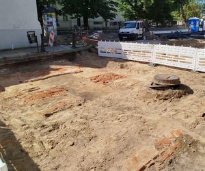 Rozkopanie dużego skrzyżowania odsłoniło fragmenty historii miasta Siedlce