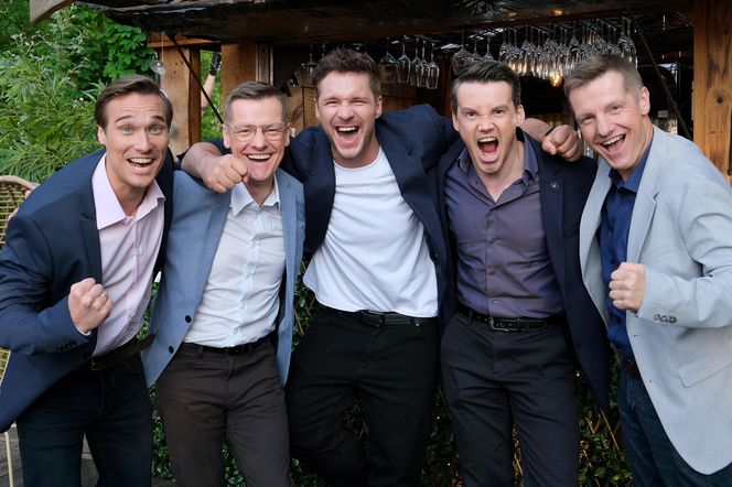 M jak miłość, odcinek 1887: Marcin (Mikołaj Roznerski), Olek (Maurycy Popiel), Jakub Karski (Krzysztof Kwiatkowski), Piotrek (Marcin Mroczek), Paweł (Rafał Mroczek)