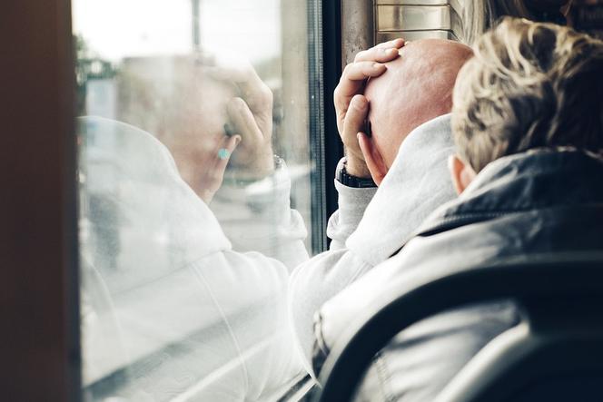 WYWLEKLI GO z autobusu i SKOPALI na oczach żony, bo zwrócił uwagę kobiecie trzymającej nogi na siedzeniu