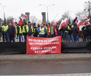 „Zielony Ład=Głód”, „Mleko nie jest z Biedronki”. Te hasła pojawiły się na proteście rolników w Olsztynie