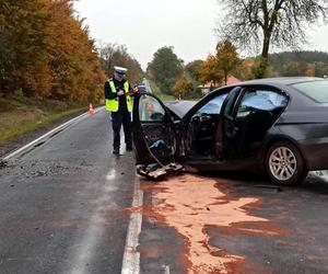 21-latek w bmw wyprzedzał na podwójnej ciągłej. Doprowadził do czołówki, są ranni