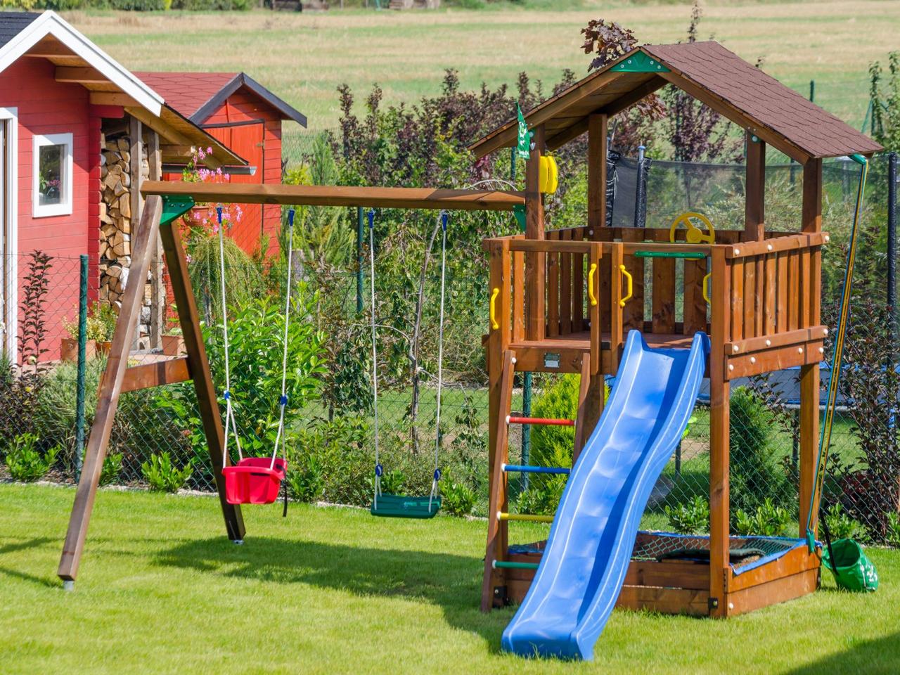 Jak odnowić ogrodowy plac zabaw dla dzieci?