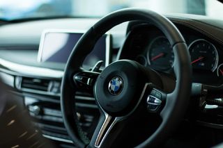 Bmw musiało hamować na przejeździe dla rowerów. Okrutnie zemścili się na rowerzyście