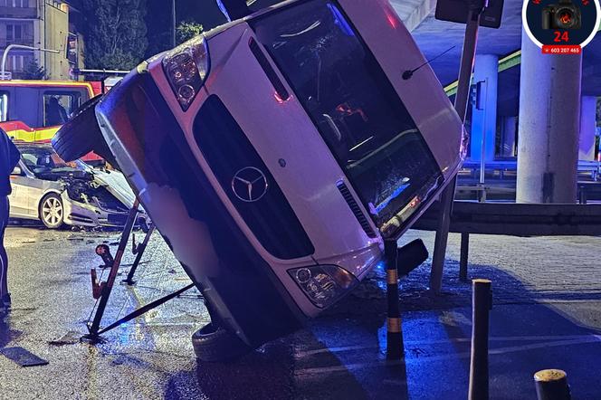 Fatalny wypadek w Warszawie. Bus wywrócił się na drodze, wielu rannych 