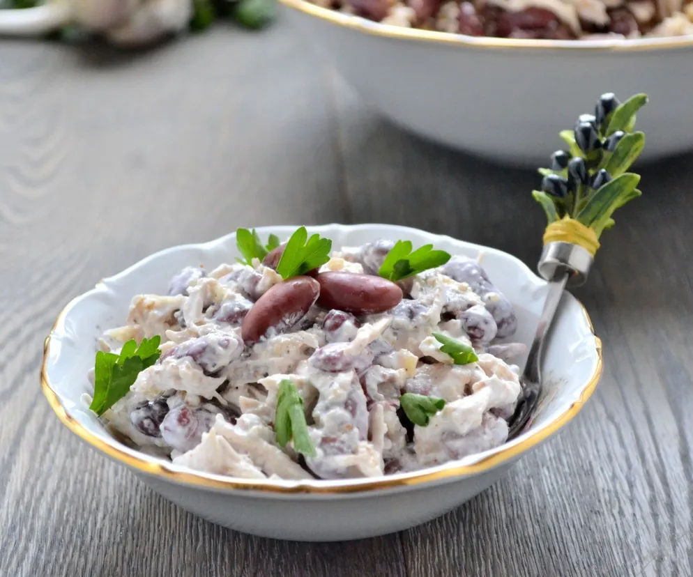 Sałatka smakowita. Kurczak i warzywa zatopione w aksamitnym sosie zachwycą każdego