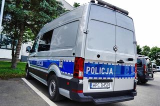 Nocny rajd ulicami Bydgoszczy. Mężczyzna staranował siedem stojących pod blokami aut!