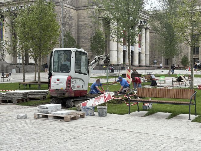 Absurd roku w Warszawie. Zrywają zieleń na nowym pl. Centralnym. Zamiast niej będzie beton
