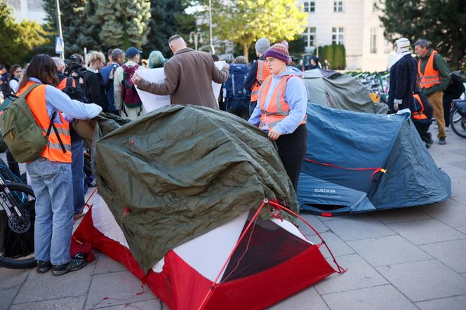 Ostatnie Pokolenie rozbiło namioty przed Sejmem. Domagają się prac nad ustawą o transporcie publicznym