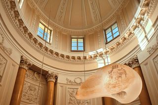 Rzeźbiarskie lampy znanych polskich artystów na jubileuszowej aukcji Przyjaciół Muzeum Narodowego w Warszawie