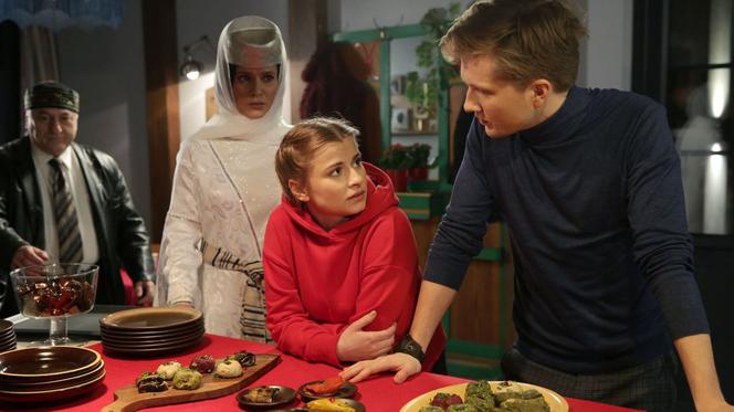 M jak miłość odc. 1438. Katia (Joanna Jarmołowicz), Łukasz (Jakub Józefowicz), Sandra (Anna Oberc)