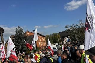 Protest związkowców pod Hutą Pokój w Rudzie Śląskiej