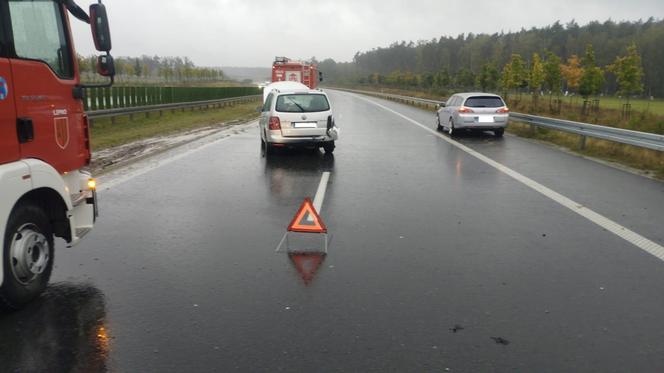 Poważny wypadek na S5 koło Leszna. Samochód uderzył w małzeństwo