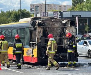 Autobus miejski w ogniu! Wielkie płomienie buchały na Ursynowie, cały się spalił