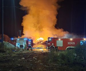 Strażacy walczyli z ogniem na składowisku odpadów w Bełżycach