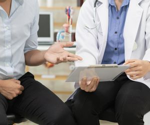 Rak prostaty nie daje objawów przez lata. To darmowe badanie z NFZ może uratować ci życie