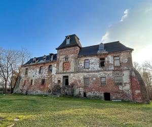 Zabytkowy dwór pod Wrocławiem na sprzedaż. Dawniej przyciągał znanych ludzi 