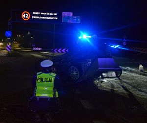 Tychy: Kompletnie pijany kierowca BMW skosił znaki drogowe i latarnię, a potem dachował