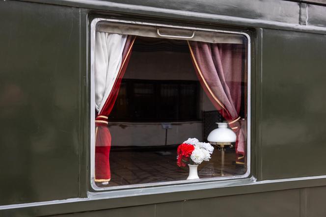 Wagon salonowy - zdjęcia. Zobacz wnętrze wagonu, którym podróżowali najważniejsi politycy z PRL-u