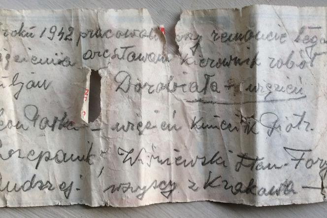 Ależ odkrycie w krakowskim Podgórzu! Znaleziono list w butelce! [ZDJĘCIA, AUDIO]