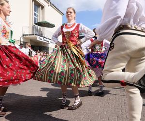 Wielobarwny korowód przemaszerował przez centrum Wisły. Trwa 61. Tydzień Kultury Beskidzkiej 