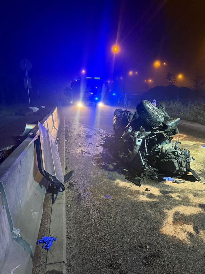 Groźny wypadek w Gdańsku. Dachowanie auta na ul. Sucharskiego
