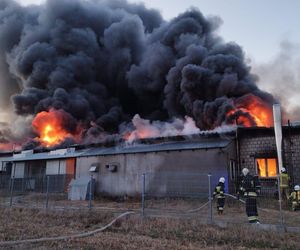 Trwa gaszenie zakładu produkującego znicze. Jeden ze strażaków zasłabł