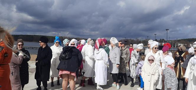 Niecodzienna akcja w Olsztynie. Kobiety przespacerowały się w… szlafrokach. Zobaczcie zdjęcia!