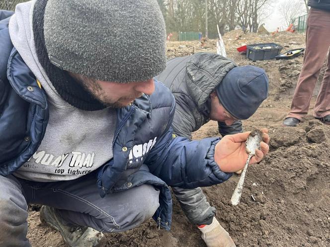 Budowali drogę, odkryli skarb! Niemcy ukryli te przedmioty prawie 80 lat temu